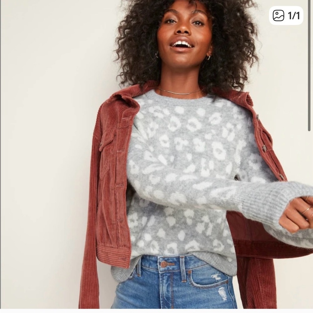 Old Navy‎ Grey and white leopard crewneck sweater. Size medium.